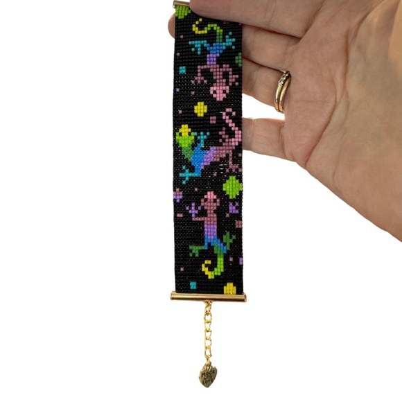 Handwoven loom seed beaded whimsical colorful lizard themed adjustable bracelet - Picture 7 of 7
